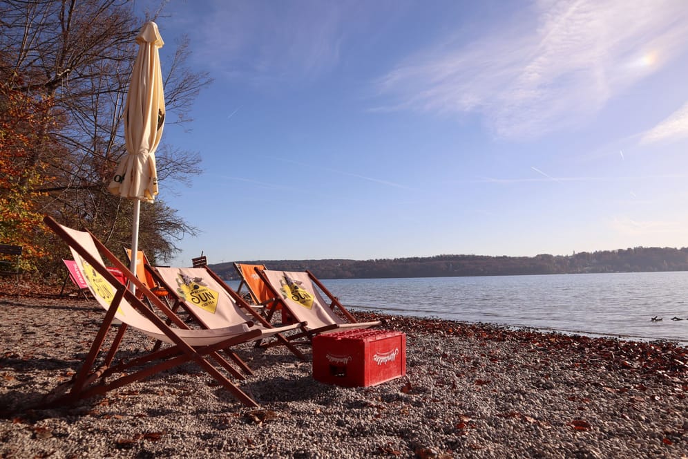 Liegestühle Starnberger See: Die milden Temperaturen im Oktober haben "Rekordpotenzial".