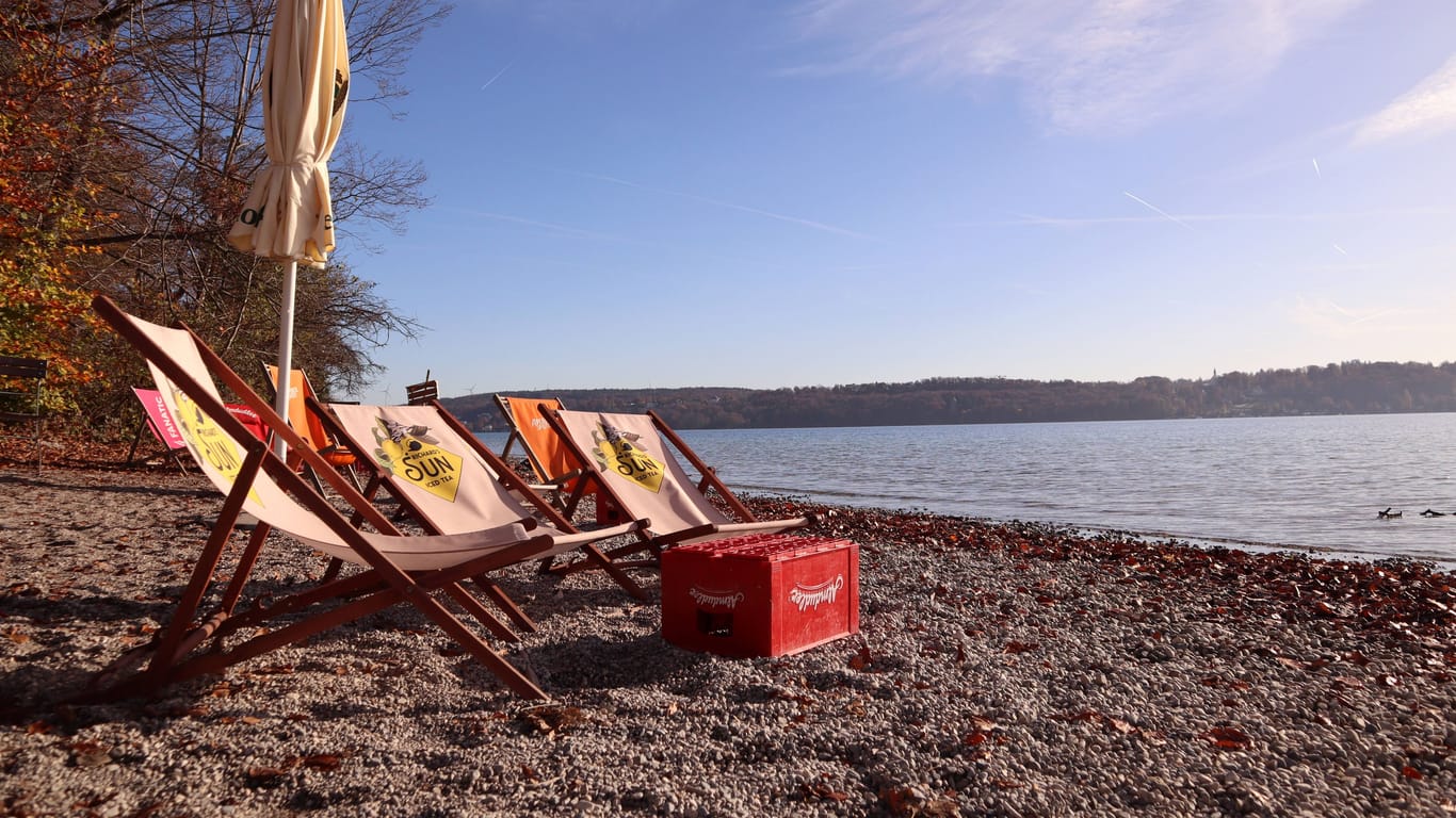 Liegestühle Starnberger See: Die milden Temperaturen im Oktober haben "Rekordpotenzial".