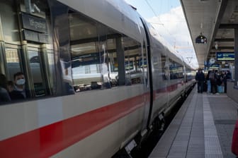 ICE am Hauptbahnhof Nürnberg (Symbolbild): Vor rund einem Jahr stach ein Mann in einem Zug auf Fahrgäste ein.