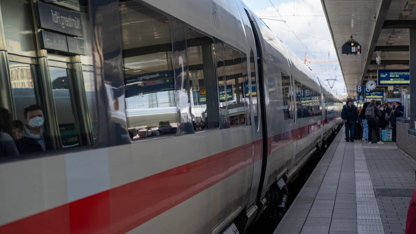 ICE am Hauptbahnhof Nürnberg (Symbolbild): Vor rund einem Jahr stach ein Mann in einem Zug auf Fahrgäste ein.