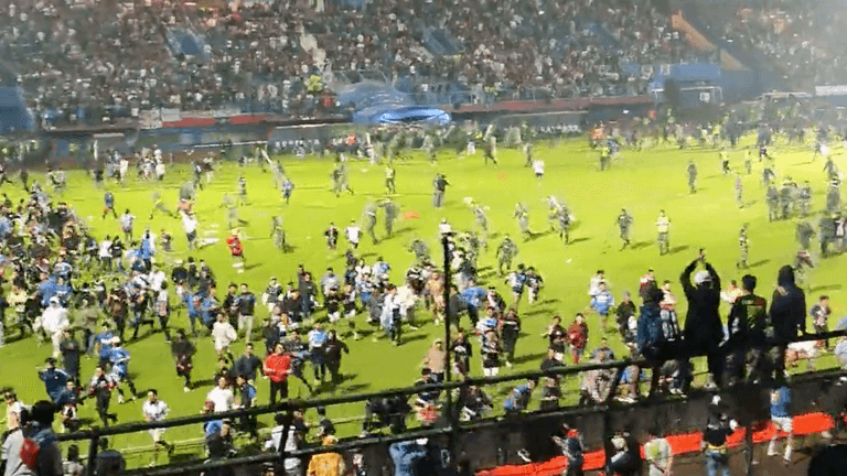 Videobilder in sozialen Medien zeigen die Ausschreitungen nach dem Fußballspiel.