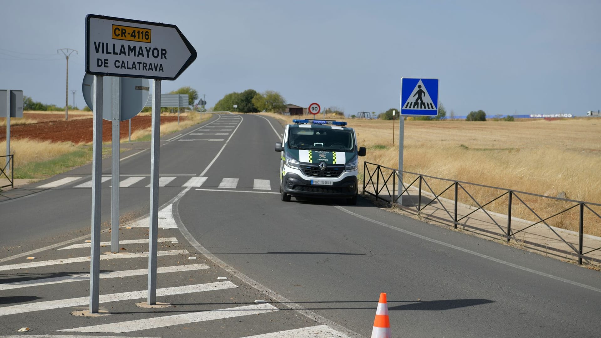 Ein Wagen der Guardia Civil nahe des Tatorts: In der Nähe von Villamayor de Calatrava wurden drei Menschen erschossen. Ein Wagen der Guardia Civil nahe des Tatorts: In der Nähe von Villamayor de Calatrava wurden drei Menschen erschossen.
