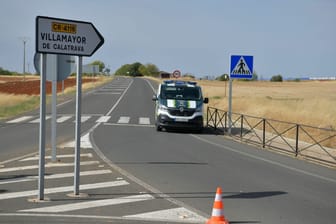 Ein Wagen der Guardia Civil nahe des Tatorts: In der Nähe von Villamayor de Calatrava wurden drei Menschen erschossen.