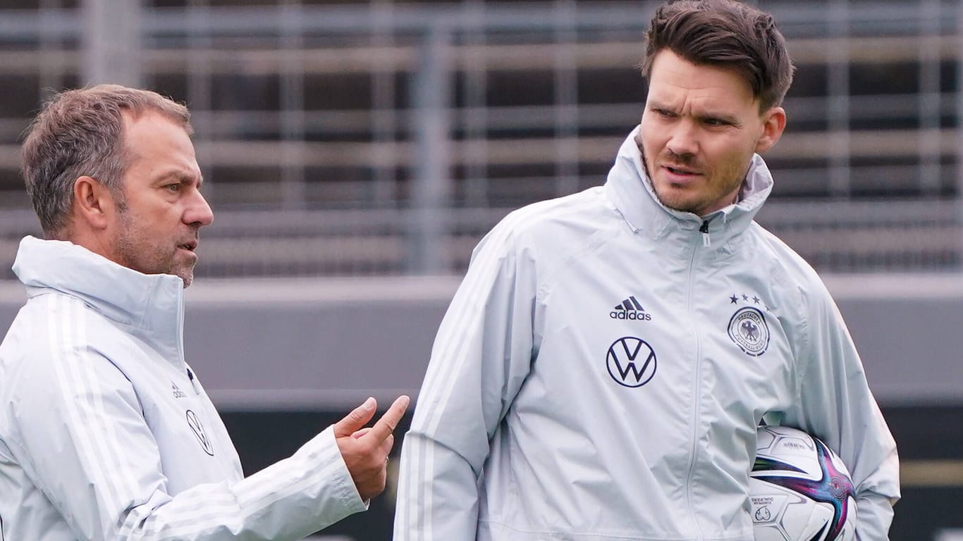 Danny Röhl (r.) neben Hansi Flick: Der WM-Kader Deutschlands steht zu zwei Dritteln.