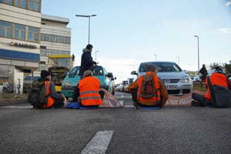 Klimaaktivisten blockieren die Berliner Autobahn (Archivbild): Fast täglich demonstrieren die Gruppen aktuell in der Hauptstadt.
