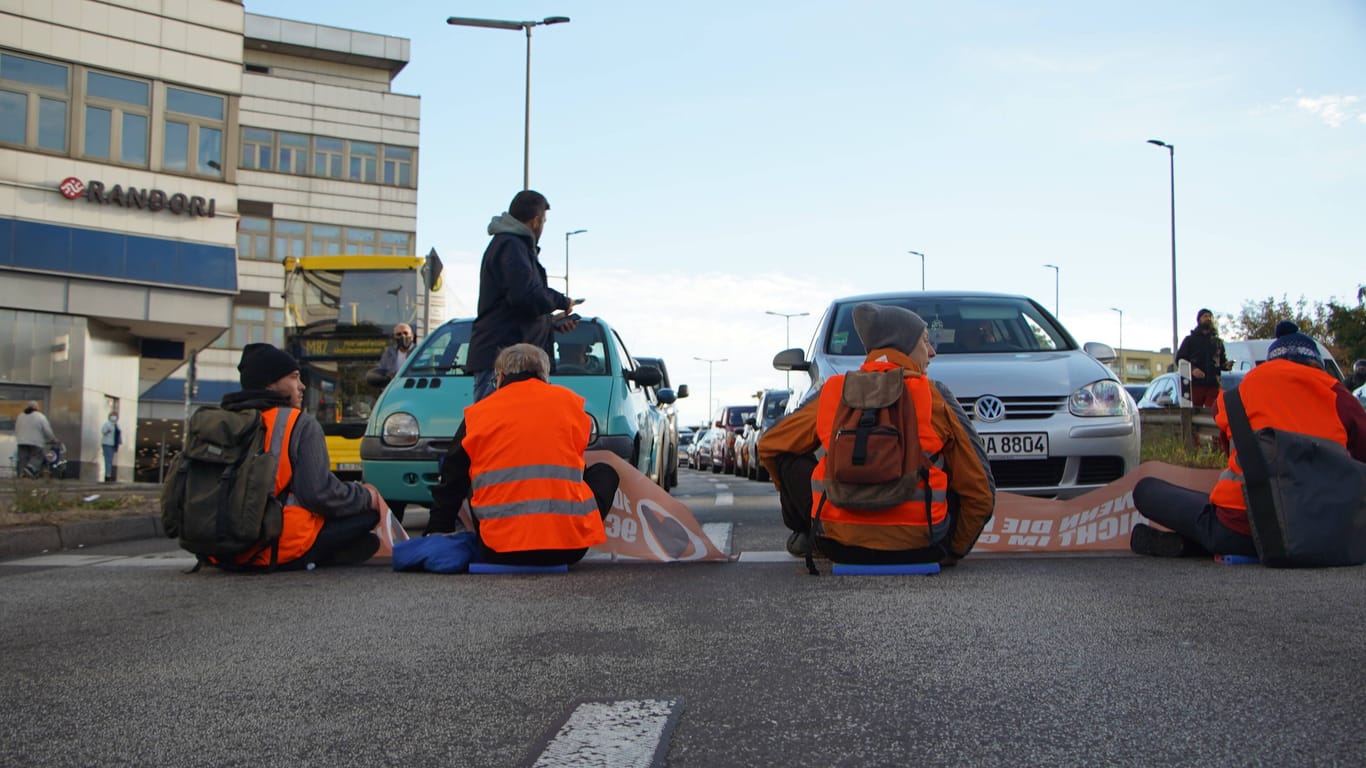 Klimaaktivisten blockieren die Berliner Autobahn (Archivbild): Fast täglich demonstrieren die Gruppen aktuell in der Hauptstadt.