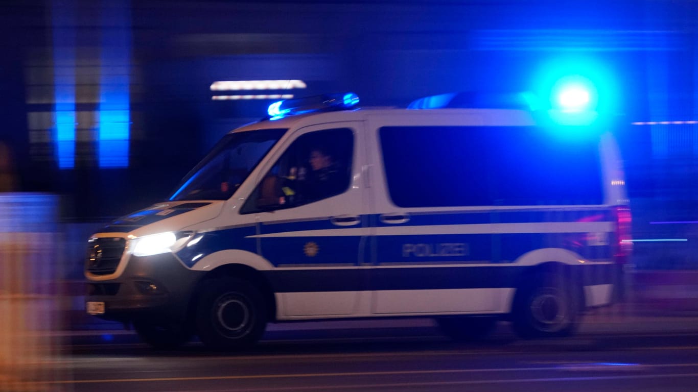 Ein Polizeiauto bei einer Einsatzfahrt mit Blaulicht (Archivbild): In Berlin soll ein Rentner seine eigene Frau umgebracht haben.