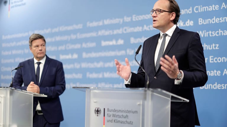 Bundeswirtschaftsminister Robert Habeck (Grüne) und RWE-Vorstandsvorsitzender Markus Krebbe geben den Kohleausstieg des Unternehmens bekannt.