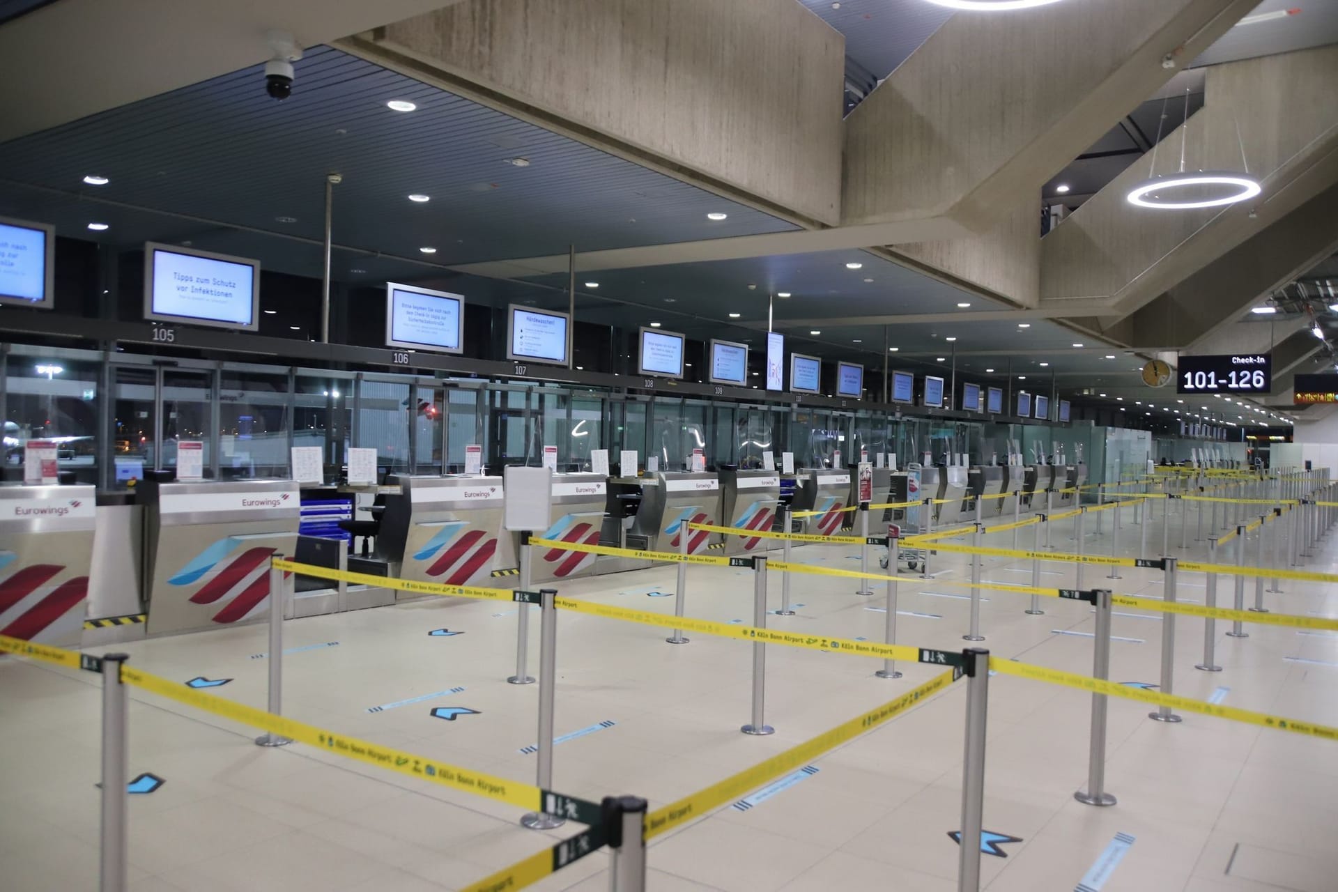 Schalter der Fluggesellschaft Eurowings bleiben am Flughafen Köln/Bonn unbesetzt: Passagiere sollen sich über alternative Reisemöglichkeiten informieren.