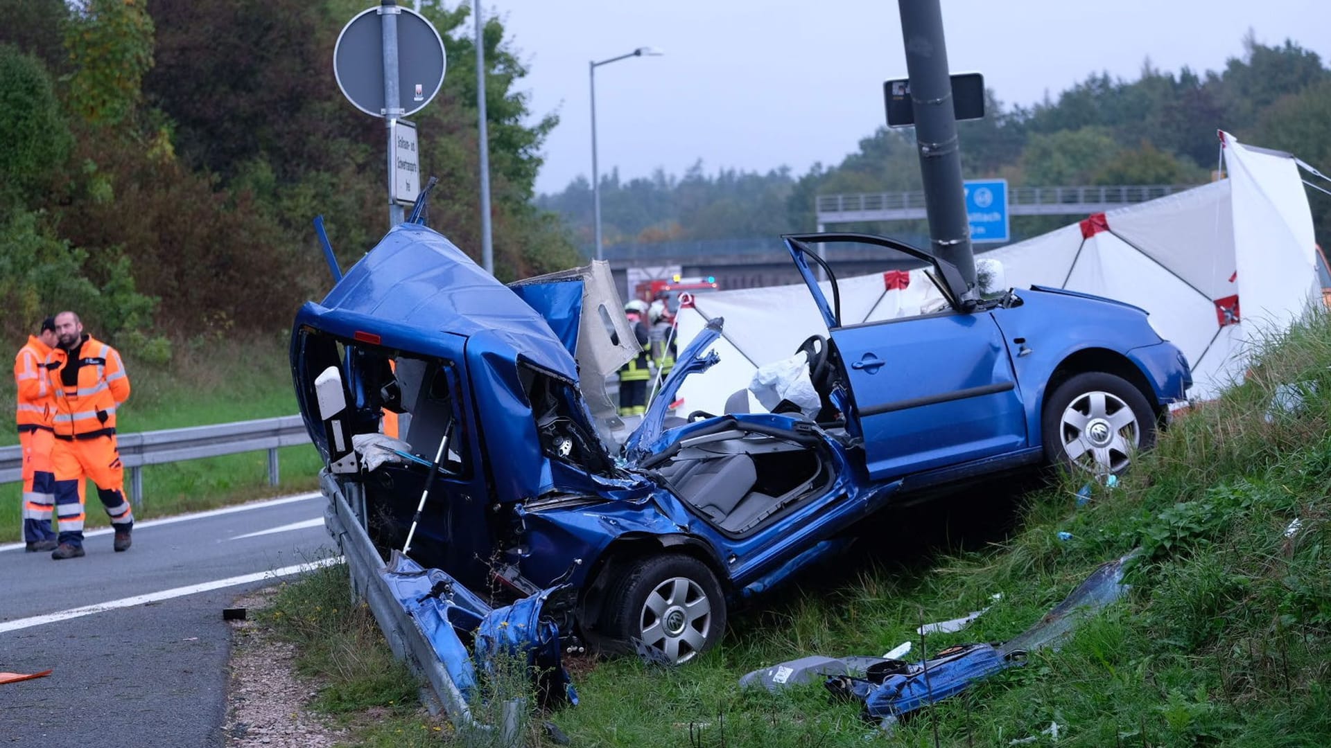 Frau wird bei Unfall auf A9 aus Auto geschleudert und stirbt Frau wird bei Unfall auf A9 aus Auto geschleudert und stirbt