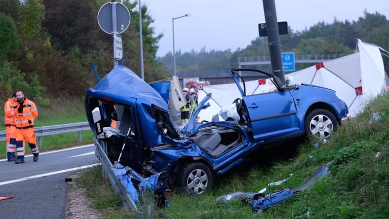 Frau wird bei Unfall auf A9 aus Auto geschleudert und stirbt