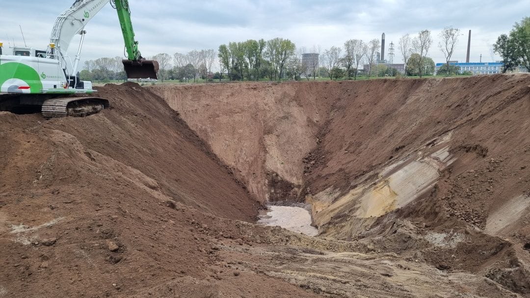 Ein rund acht Meter tiefes Loch: Darin soll die Bombe gesprengt werden.