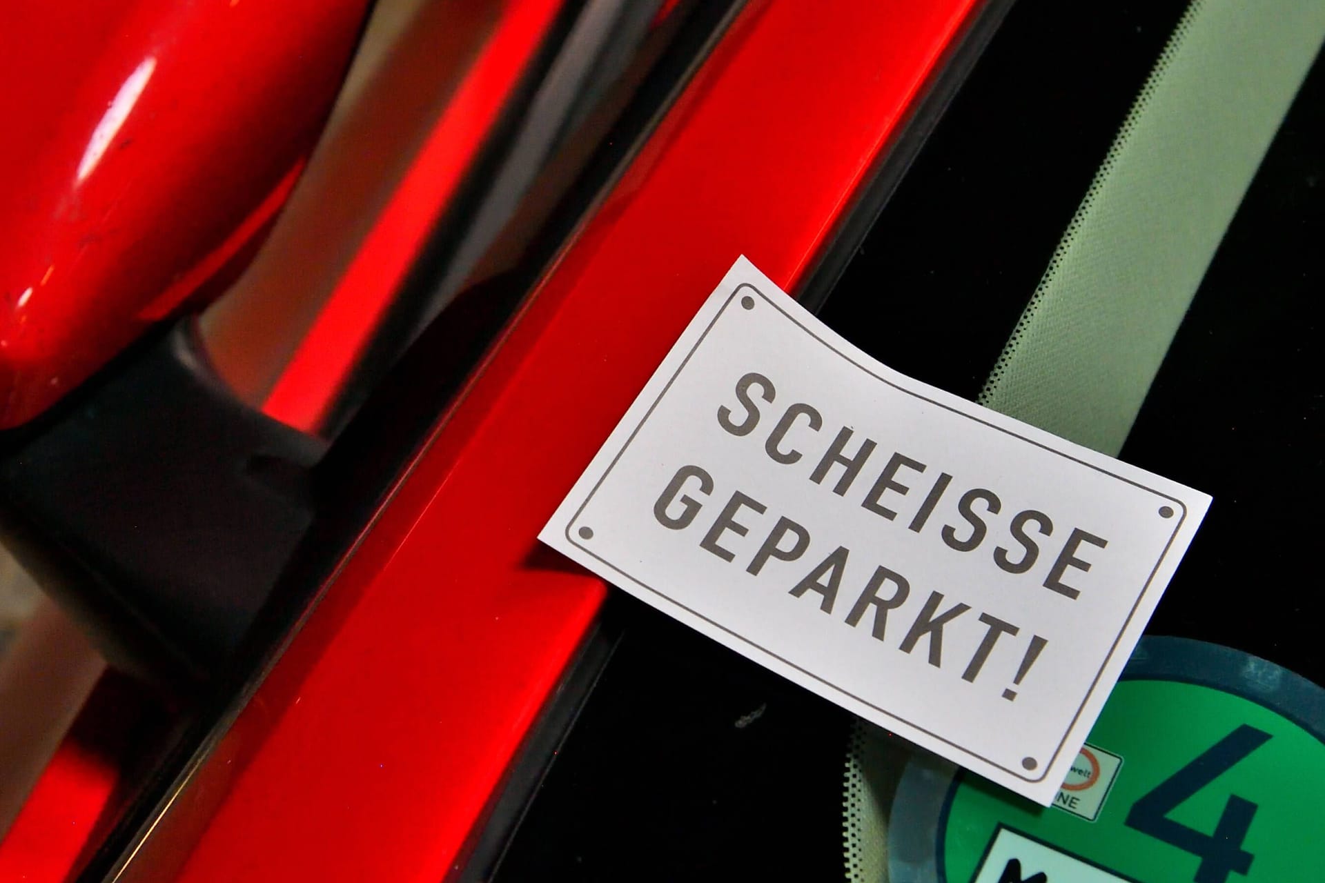 Klebezettel mit der Aufschrift "Scheisse Geparkt!" (Symbolfoto): Die immer wiederkehrenden Verstöße des Mannes wurden nun richtig teuer.