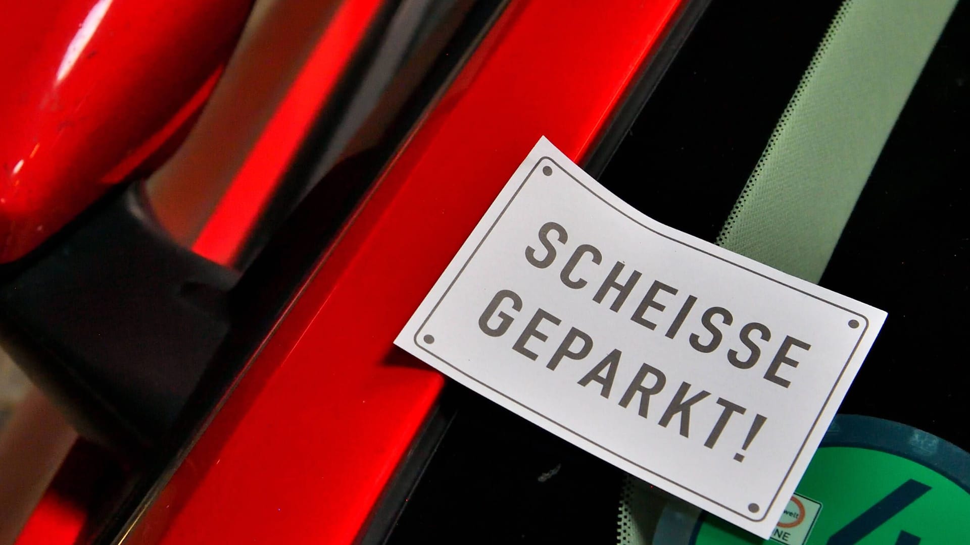 Klebezettel mit der Aufschrift "Scheisse Geparkt!" (Symbolfoto): Die immer wiederkehrenden Verstöße des Mannes wurden nun richtig teuer.