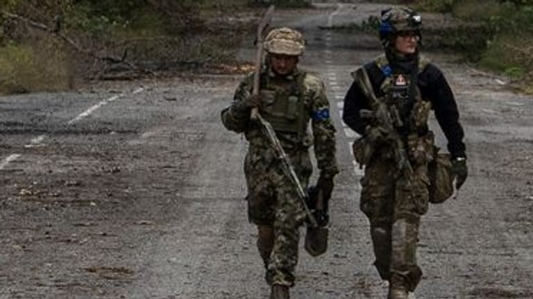 Ukrainische Soldaten suchen in der kürzlich zurückeroberten Stadt Lyman nach den Leichen ihrer Kameraden: Kiew hat weitere Rückeroberungen verkündet.
