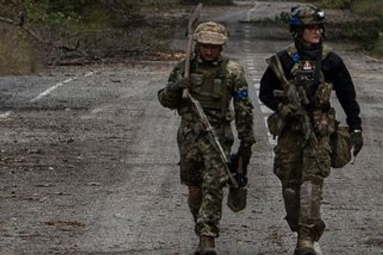 Ukrainische Soldaten suchen in der kürzlich zurückeroberten Stadt Lyman nach den Leichen ihrer Kameraden: Kiew hat weitere Rückeroberungen verkündet.