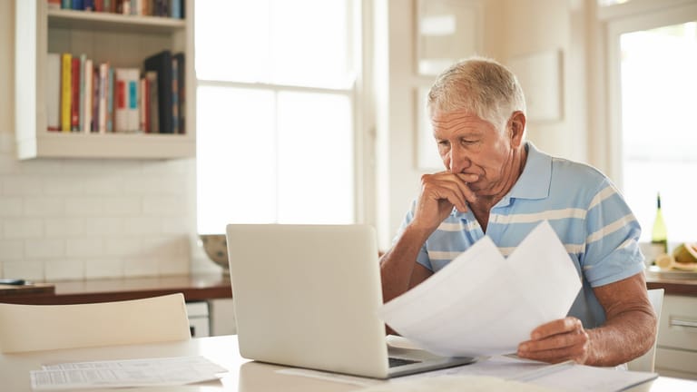 Rentner vor dem Laptop (Symbolbild): Die Grundrente soll die Gefahr der Altersarmut abmildern.