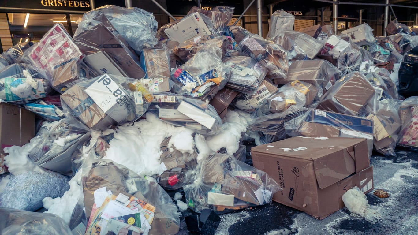 Müllberge in New York City: US-Haushalte produzierten im Jahr 2021 51 Millionen Tonnen Plastikmüll, von denen nur 2,4 Millionen Tonnen recycelt wurden.