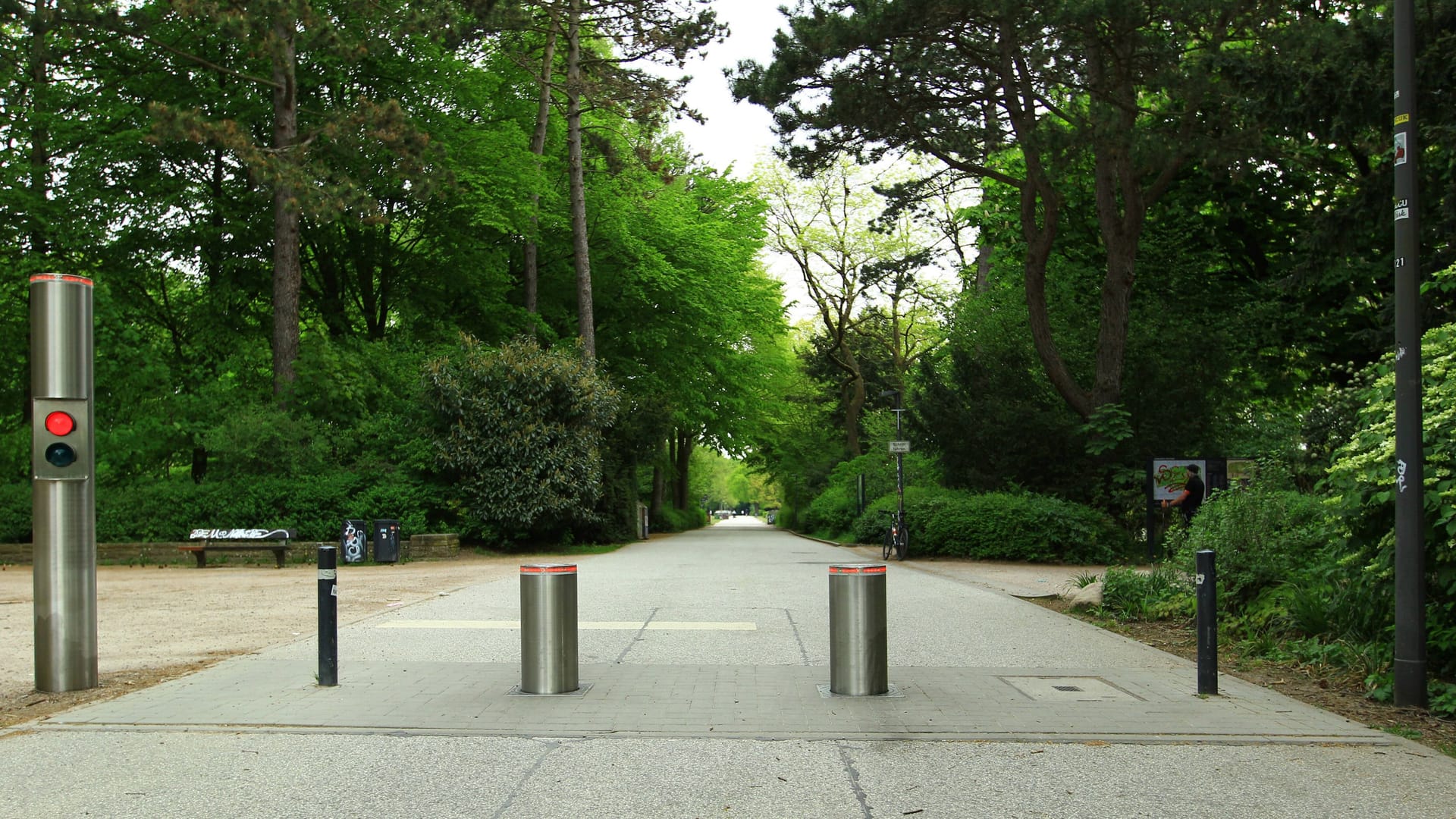 Diese Poller im Hamburger Stadtpark sind nach Ansicht des Steuerzahlerbunds einer von insgesamt acht Fällen von verschwendeten Steuergeldern. Diese Poller im Hamburger Stadtpark sind nach Ansicht des Steuerzahlerbunds einer von insgesamt acht Fällen von verschwendeten Steuergeldern.