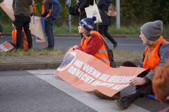 Klimaaktivisten blockieren die Straße (Archivbild): Auch außerhalb von Deutschland klebte sich die Gruppierung bereits an den Asphalt.