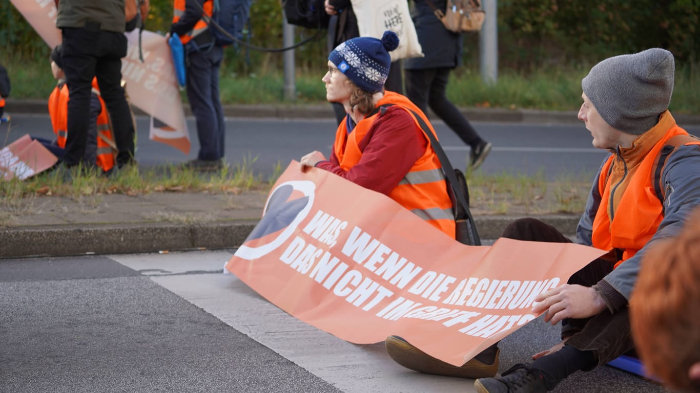 Klimaaktivisten blockieren die Straße (Archivbild): Auch außerhalb von Deutschland klebte sich die Gruppierung bereits an den Asphalt.