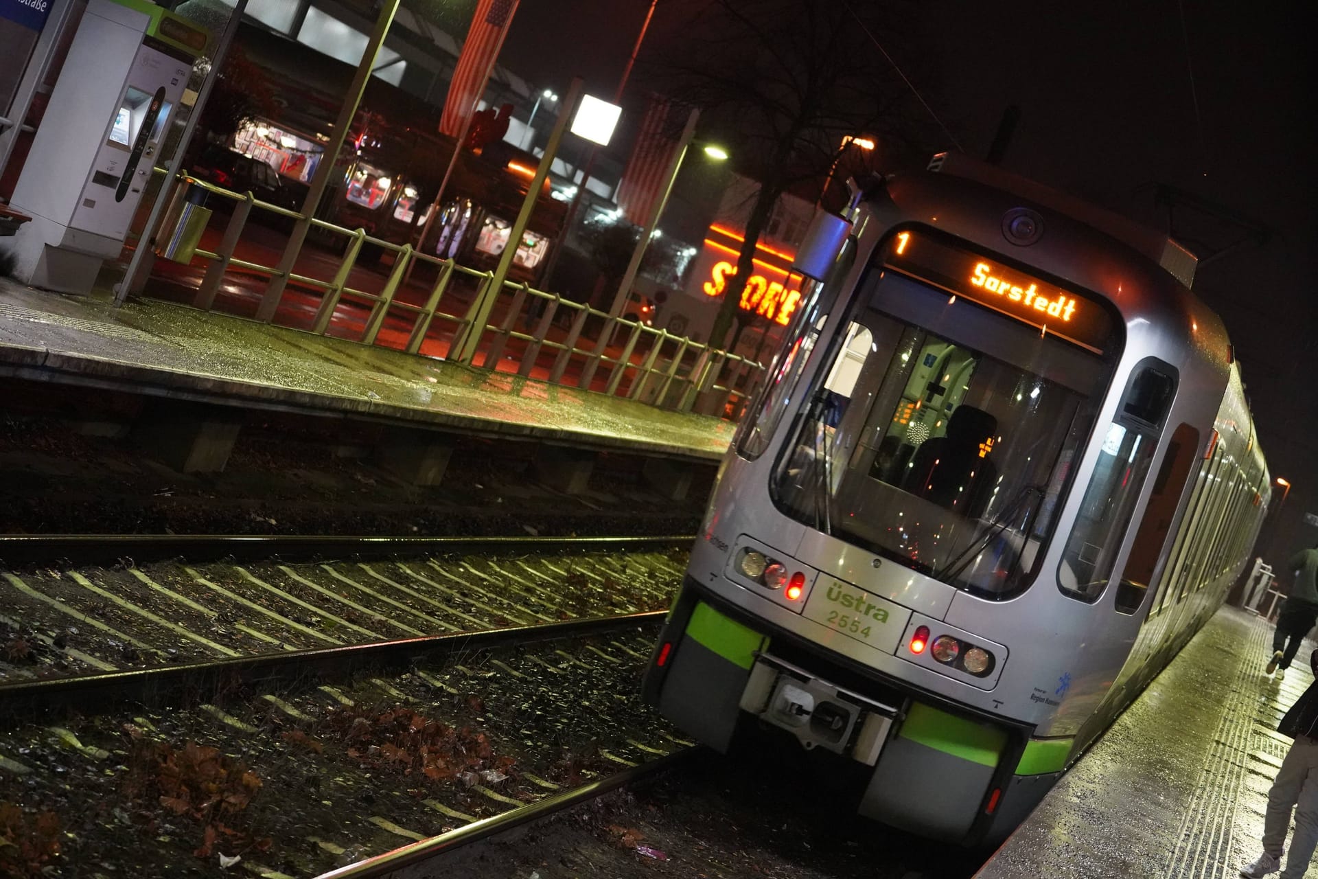 Öffentlicher Nahverkehr in Hannover (Symbolbild): Ein Unbekannter soll Kinder in einer Straßenbahn angegriffen haben.