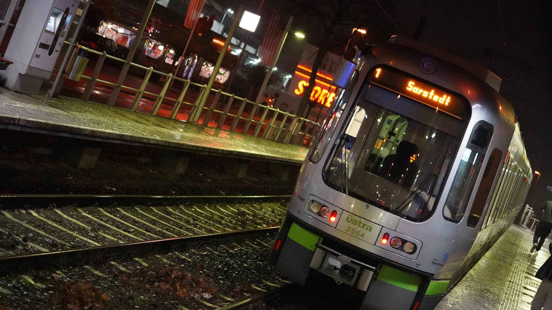 Öffentlicher Nahverkehr in Hannover (Symbolbild): Ein Unbekannter soll Kinder in einer Straßenbahn angegriffen haben.