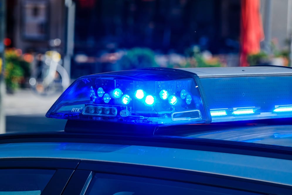 Blaulicht auf einem Streifenwagen der Polizei (Symbolbild): Die Polizei bittet Zeugen, sich mit Hinweisen zu melden.