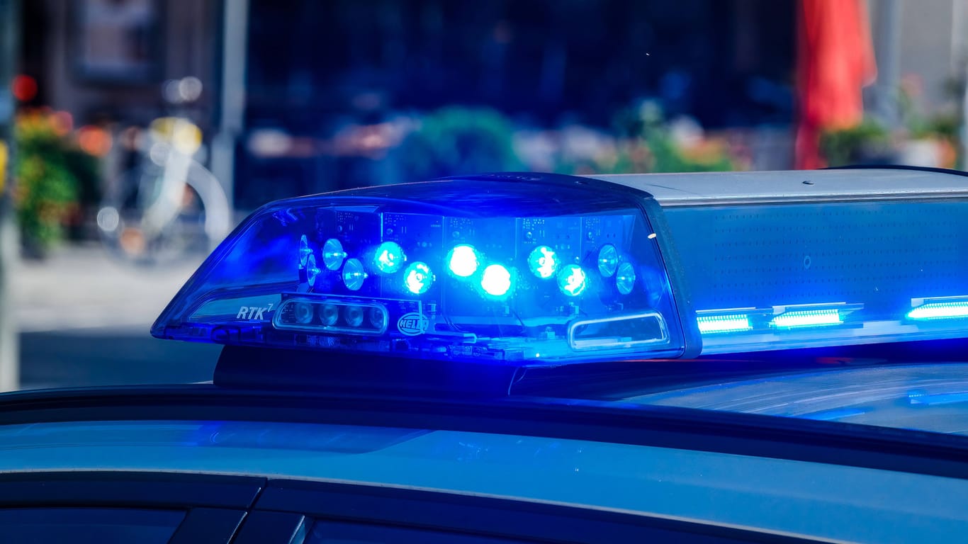 Blaulicht auf einem Streifenwagen der Polizei (Symbolbild): Die Polizei bittet Zeugen, sich mit Hinweisen zu melden.