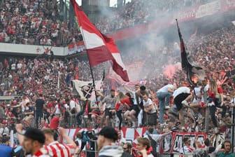 Platzsturm der Kölner Fans nach dem Spiel im Mai (Archivbild): Mehr als 1.000 Fans stürmten den Platz.