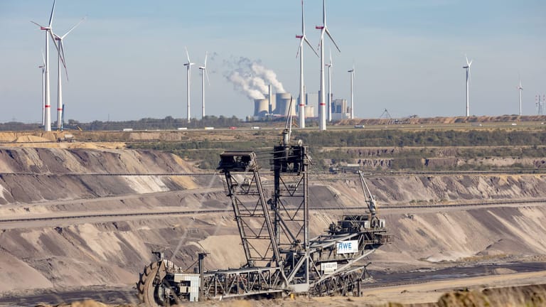 Bagger im Kohleabbaugebiet bei Lützerath: Klimaaktivisten wollen verhindern, dass das Dorf abgebaggert wird.