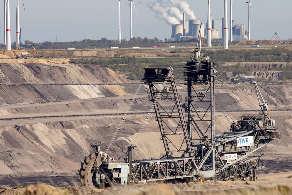 Bagger im Kohleabbaugebiet bei Lützerath: Klimaaktivisten wollen verhindern, dass das Dorf abgebaggert wird.