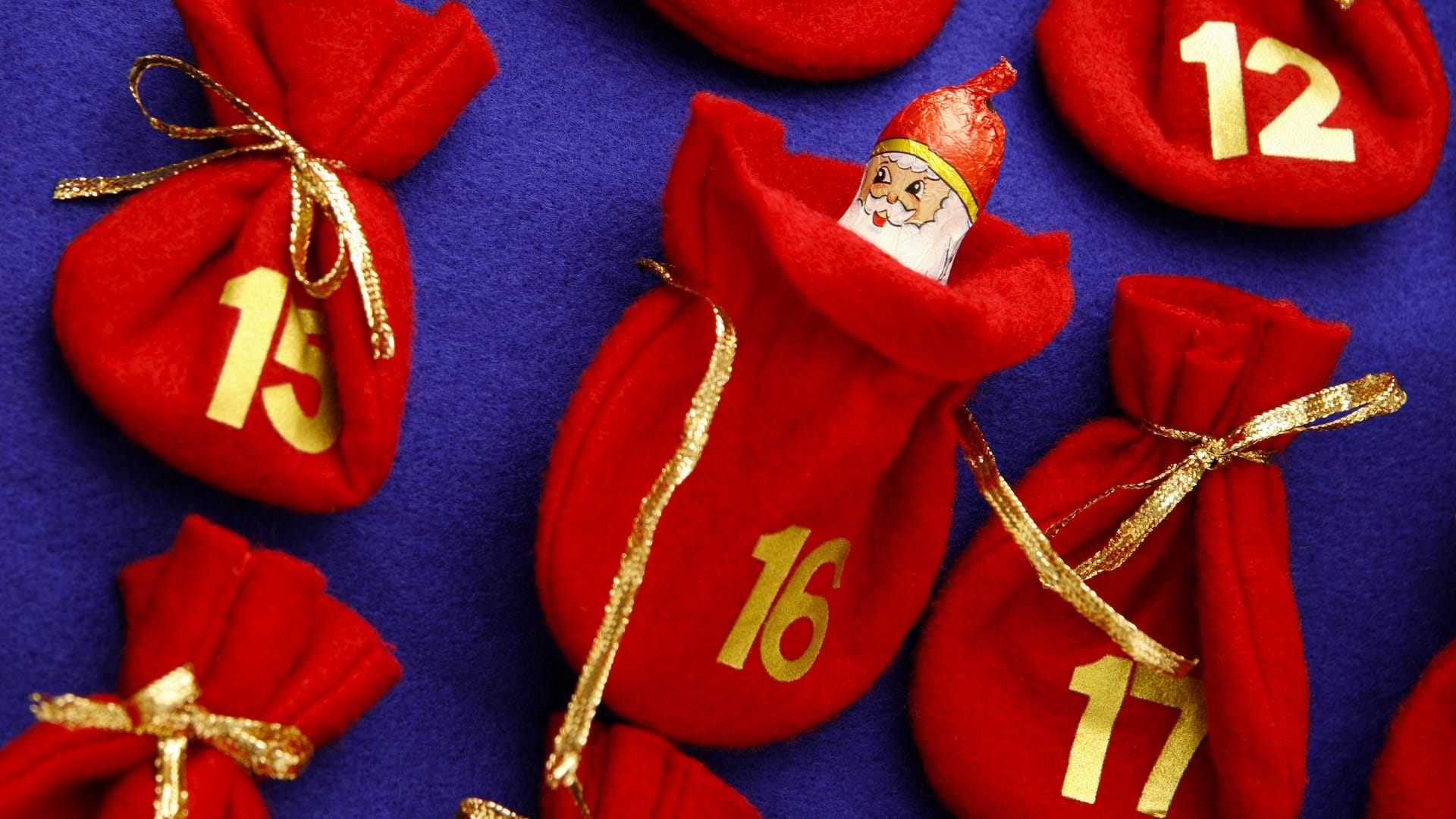 Adventskalender mit Schokolade – hinter jedem Türchen eine süße Überraschung.