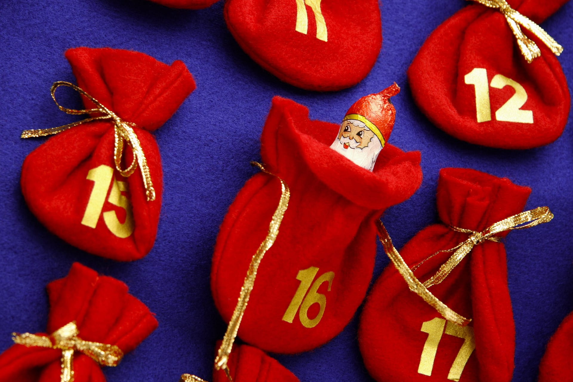 Adventskalender mit Schokolade – hinter jedem Türchen eine süße Überraschung.