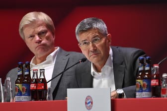 Herbert Hainer (r.) und Oliver Kahn: Die beiden Bayern-Bosse dürften mit gemischten Gefühlen aus der Mitgliederversammlung des FC Bayern gegangen sein.