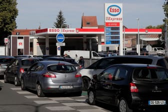 Lange Schlange vor französischer Tankstelle: Mehr als ein Fünftel der Tankstellen soll mit Lieferproblemen zu kämpfen haben.