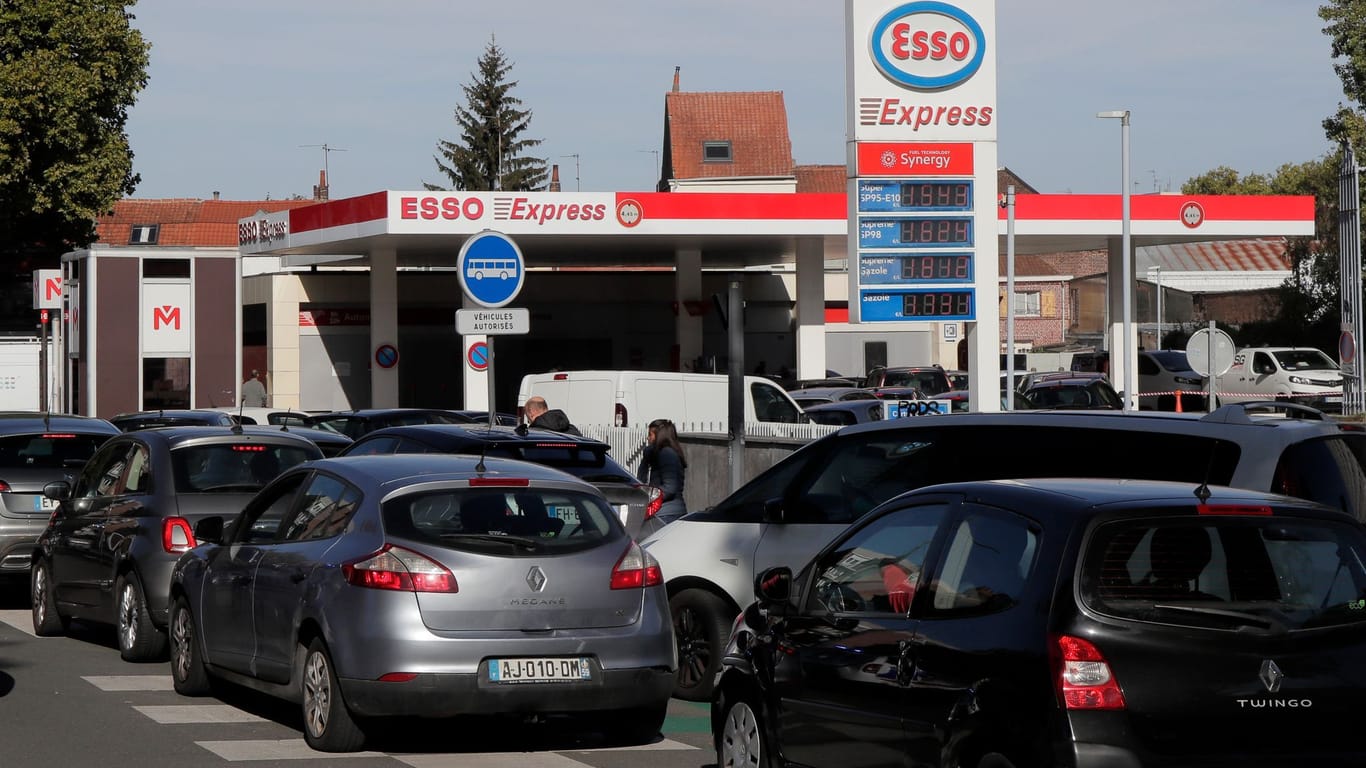 Lange Schlange vor französischer Tankstelle: Mehr als ein Fünftel der Tankstellen soll mit Lieferproblemen zu kämpfen haben.