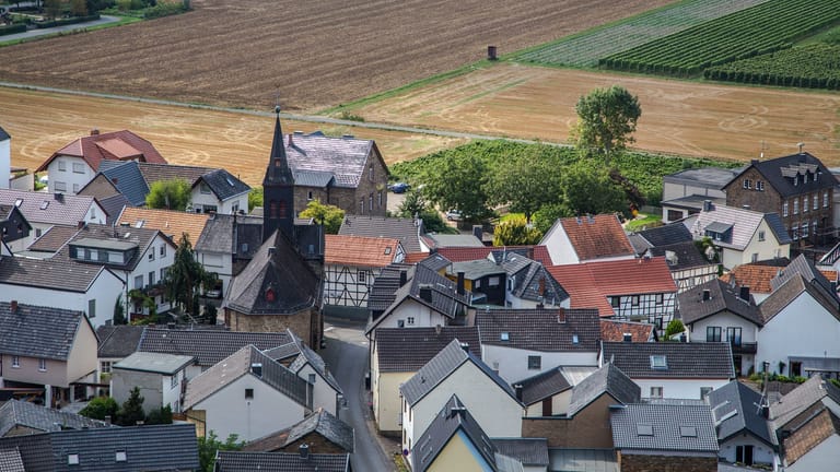 Blick auf den Ort Rech in Rheinland-Pfalz (Symbolbild): Die Grundsteuer müssen Eigentümer in der Regel quartalsweise zahlen.