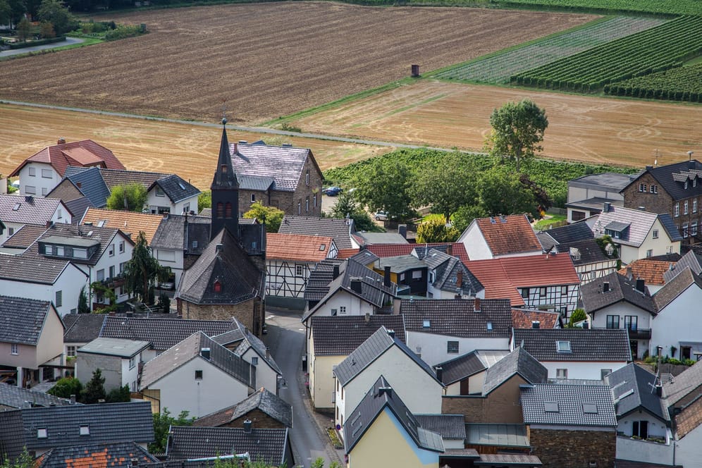 Blick auf den Ort Rech in Rheinland-Pfalz (Symbolbild): Die Grundsteuer müssen Eigentümer in der Regel quartalsweise zahlen.