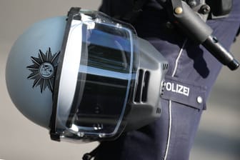 Polizeibeamter mit Helm (Symbolbild): Den Einsatzkräften waren schwere Vorwürfe gemacht worden.