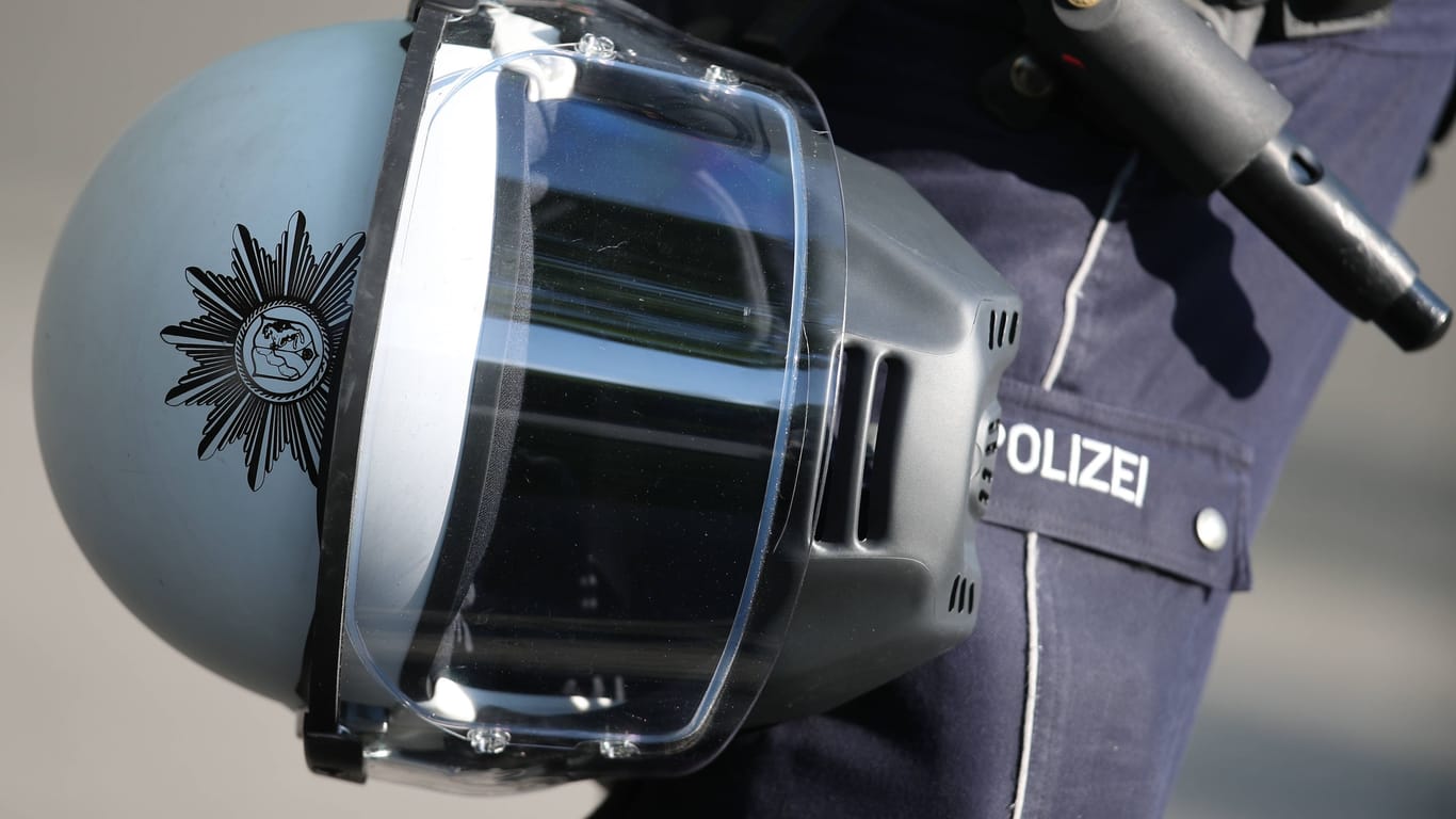 Polizeibeamter mit Helm (Symbolbild): Den Einsatzkräften waren schwere Vorwürfe gemacht worden.