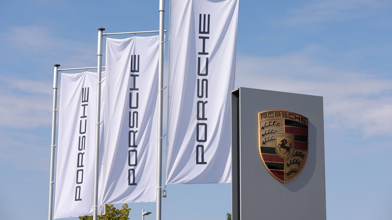 Porschehändler in Leipzig (Archiv): Der Bonus soll mit dem Novembergehalt überwiesen werden.