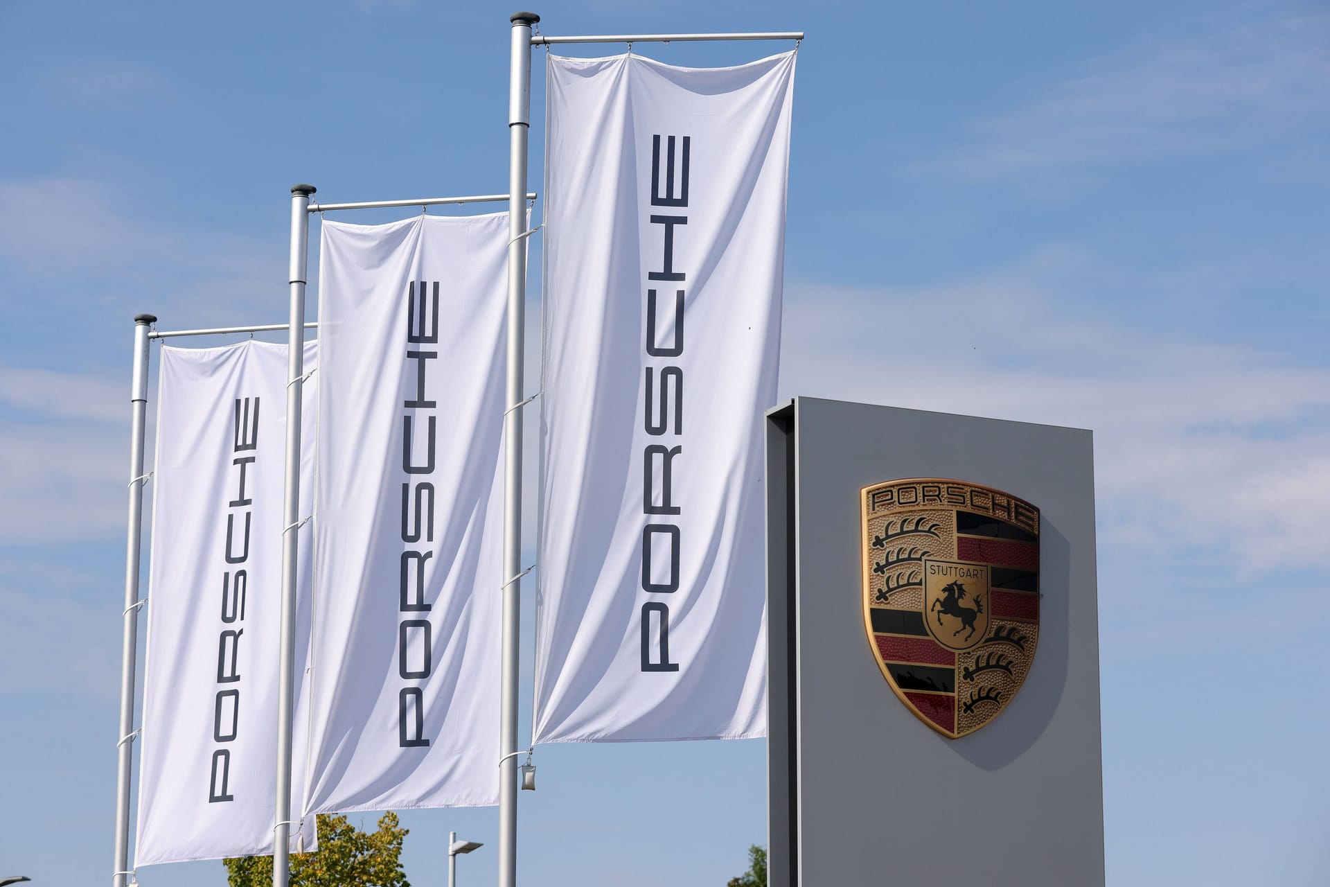Porschehändler in Leipzig (Archiv): Der Bonus soll mit dem Novembergehalt überwiesen werden. Porschehändler in Leipzig (Archiv): Der Bonus soll mit dem Novembergehalt überwiesen werden.