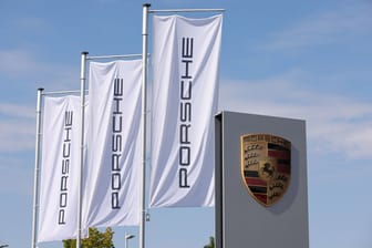 Porschehändler in Leipzig (Archiv): Der Bonus soll mit dem Novembergehalt überwiesen werden.