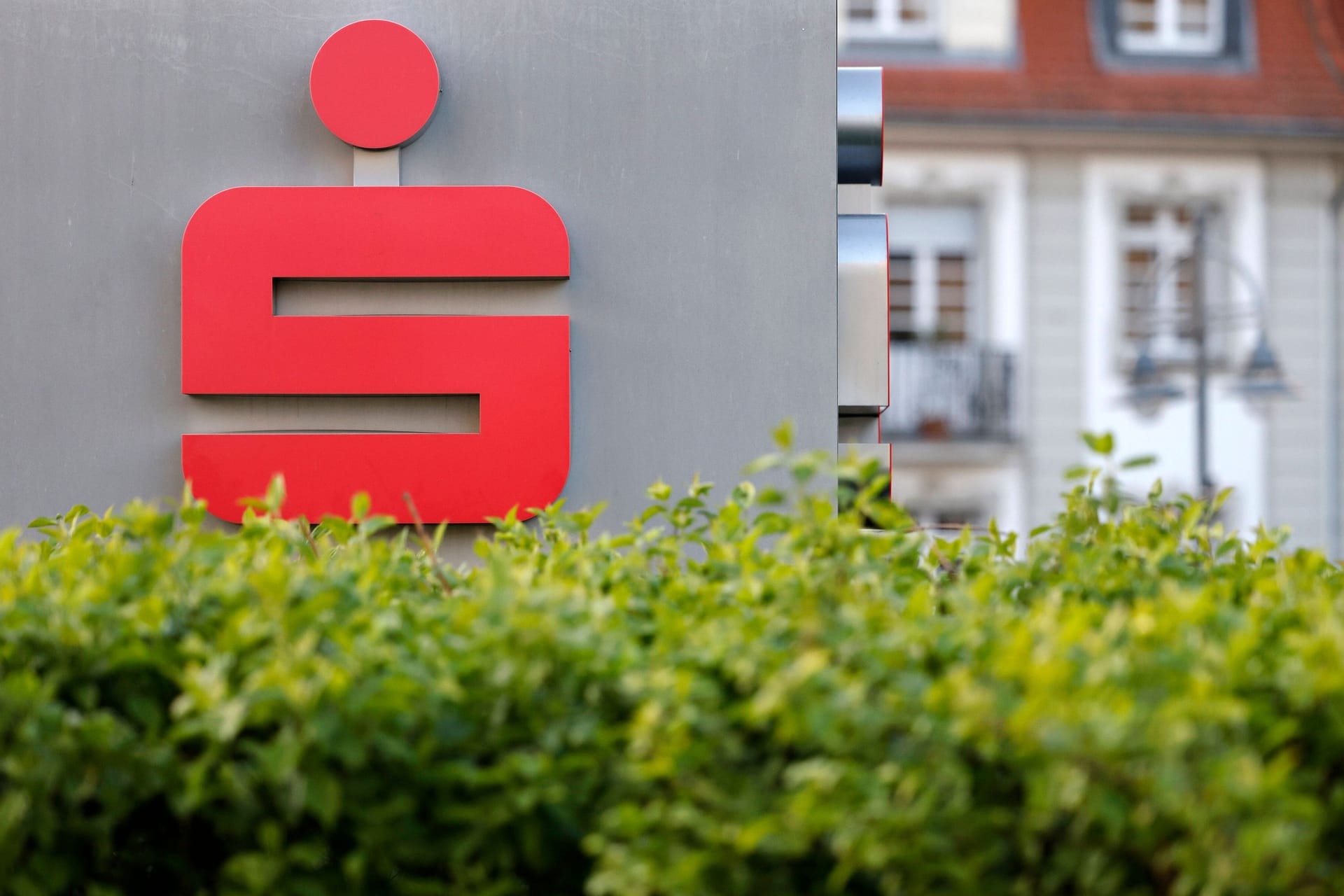 Sparkasse (Symbolbild): Zwei Leichen wurden in einer Filiale entdeckt.