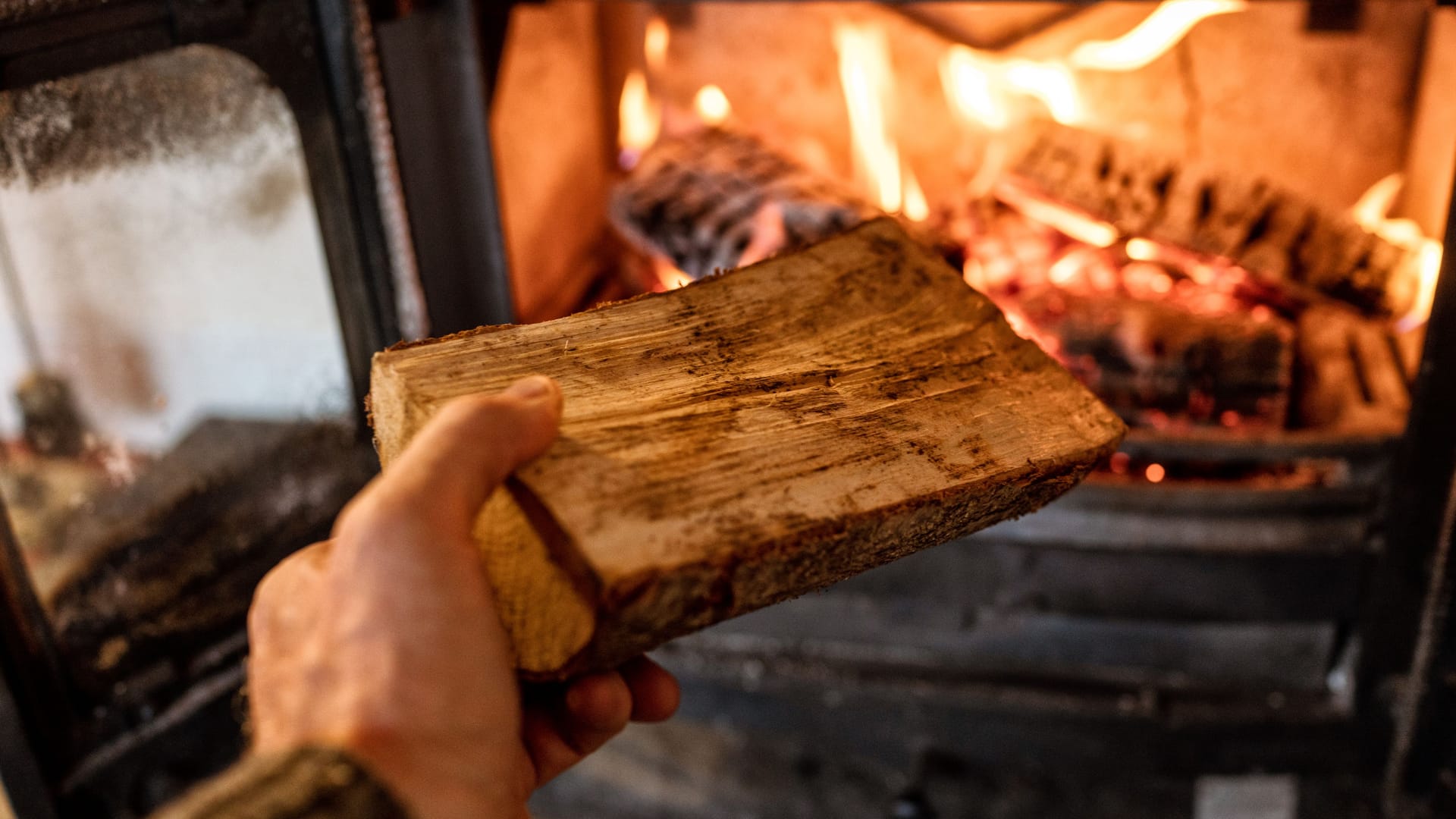 Holzofen: Diese Heizungsart kann sowohl für die Bewohner als auch für die Umwelt schädlich sein.