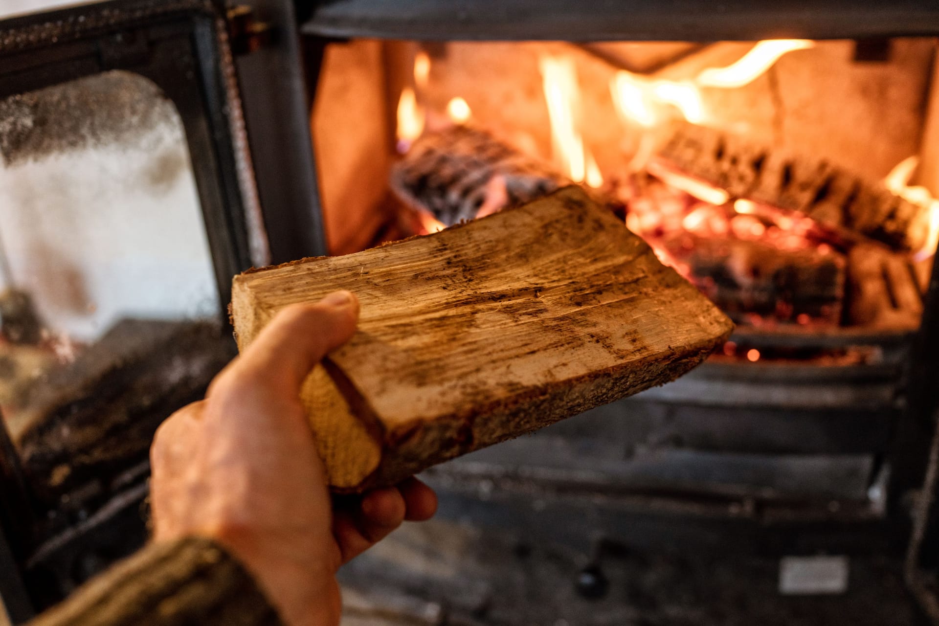 Holzofen: Diese Heizungsart kann sowohl für die Bewohner als auch für die Umwelt schädlich sein.