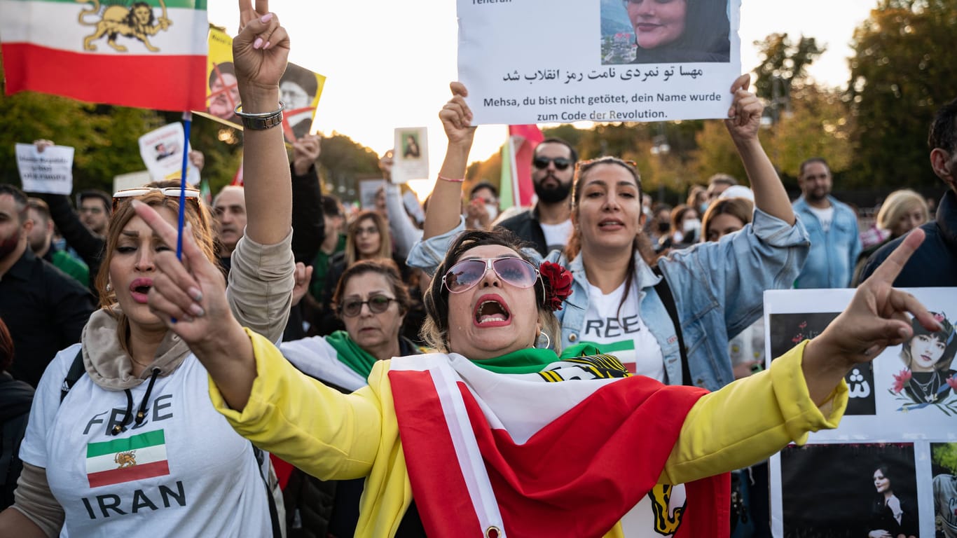 Solidaritätsdemonstration in Berlin am Samstag: Aus dem Iran selbst dringen kaum Bilder der Proteste.