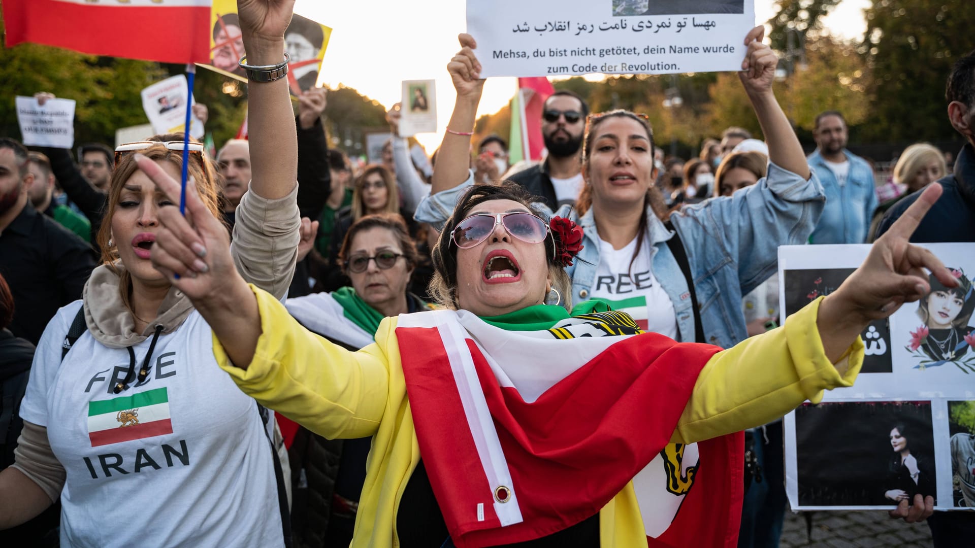 Solidaritätsdemonstration in Berlin am Samstag: Aus dem Iran selbst dringen kaum Bilder der Proteste.