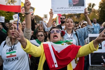 Solidaritätsdemonstration in Berlin am Samstag: Aus dem Iran selbst dringen kaum Bilder der Proteste.